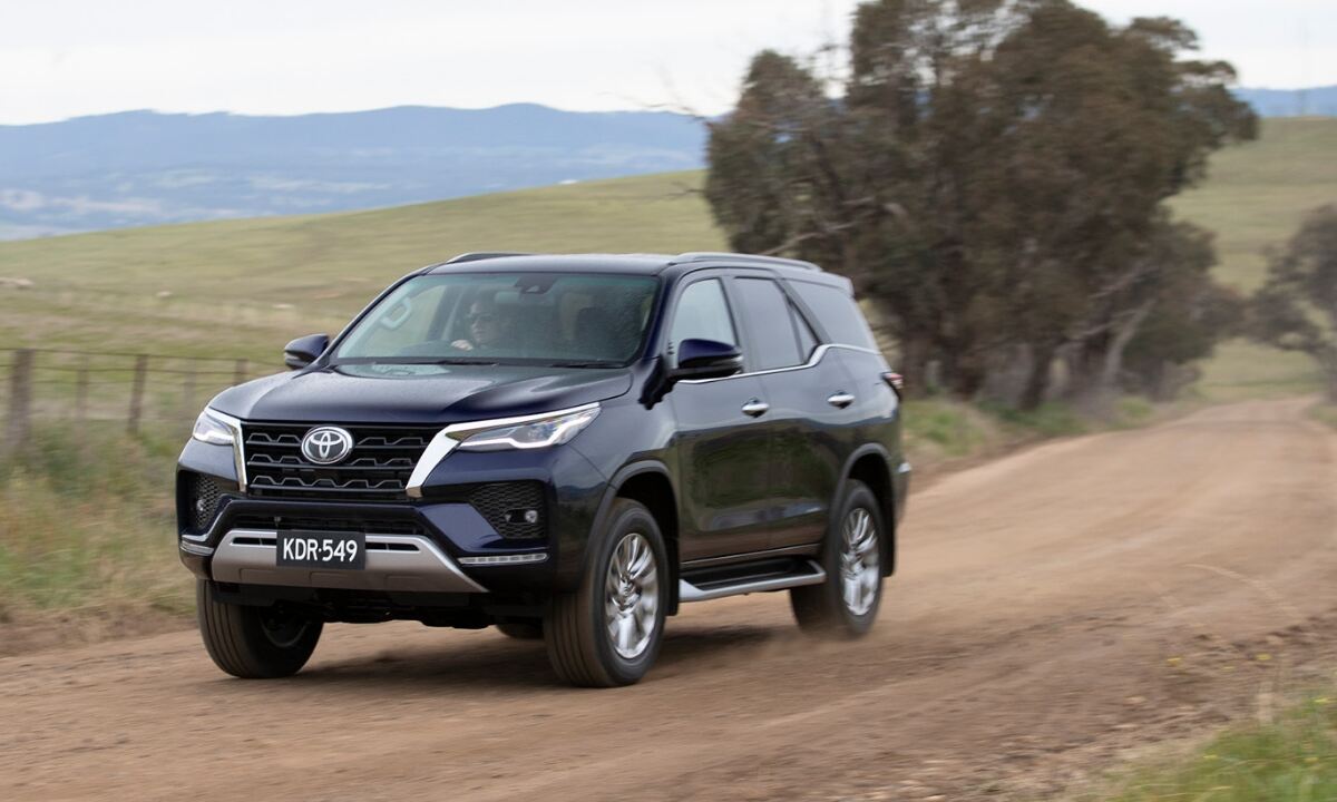 अगर भारत में प्रीमियम SUV की बात हो और Toyota Fortuner का नाम ना आए, तो बात अधूरी रह जाती है। Fortuner ना सिर्फ एक ताकतवर गाड़ी है, बल्कि यह एक स्टेटस सिंबल