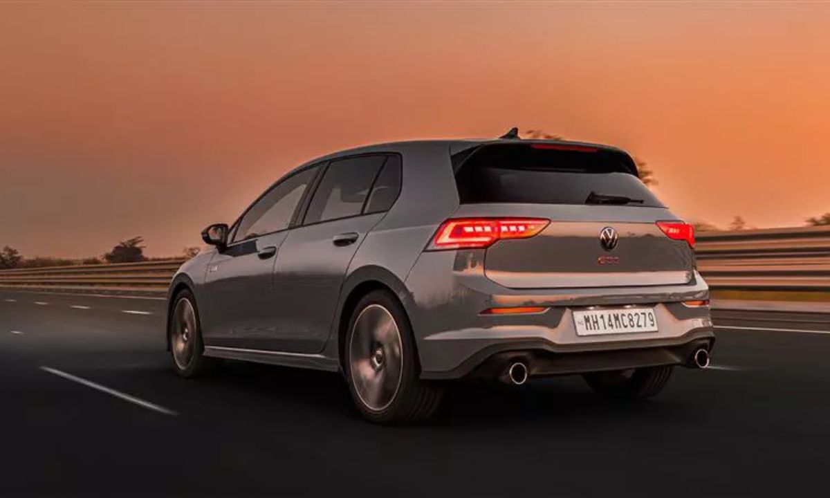 Volkswagen Golf GTI: अगर आप एक स्पोर्टी और पावरफुल कार की तलाश में हैं, तो आपके लिए एक खुशखबरी है। जर्मन कार निर्माता कंपनी Volkswagen